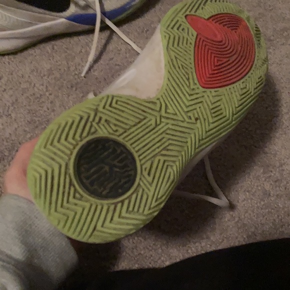 Kyrie shoes - Picture 3 of 5